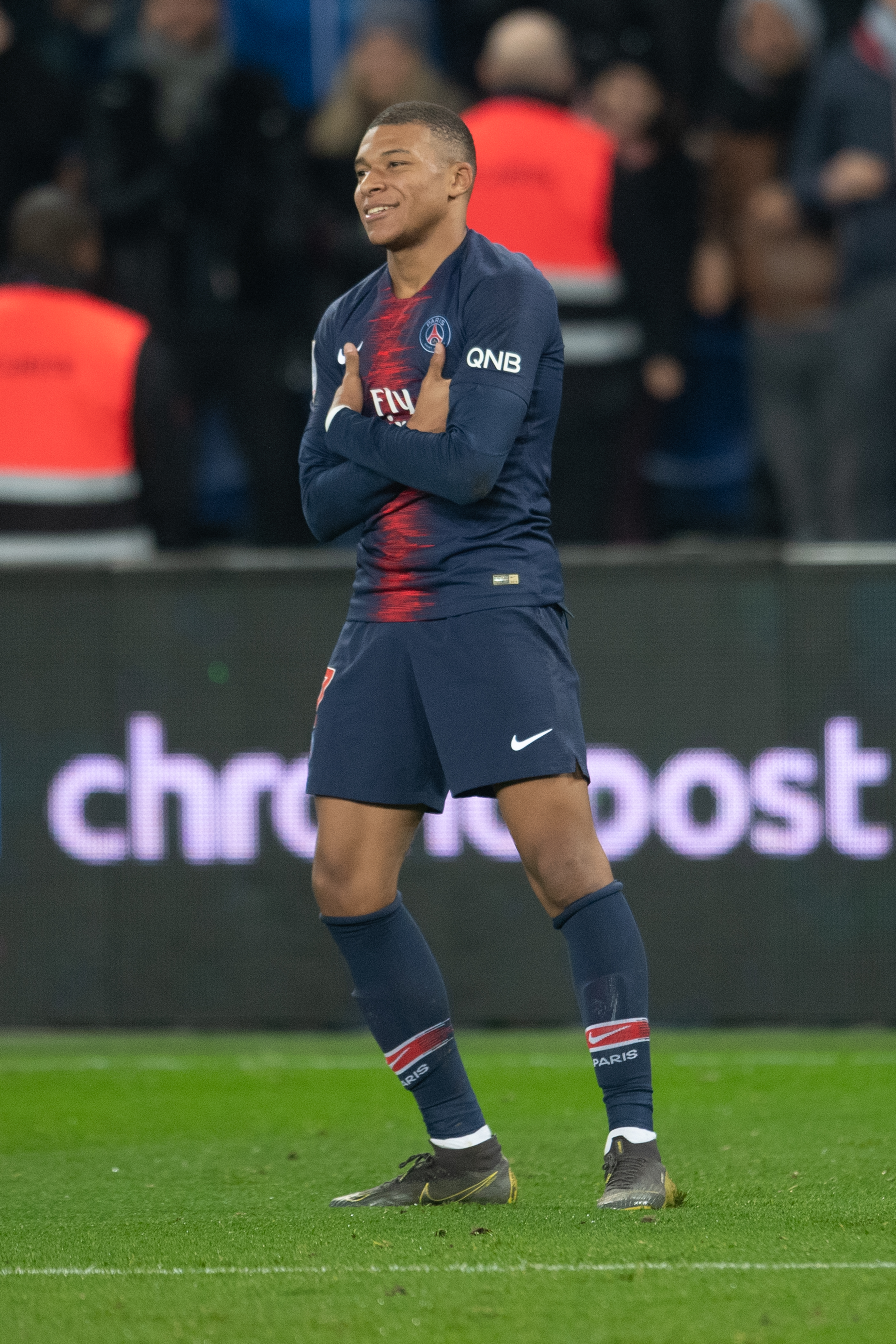 没有技巧全是感情，弗兰克告别演讲深情演唱《月亮代表我的心》（弗兰克告别演讲：不靠技巧，深情献唱《月亮代表我的心）