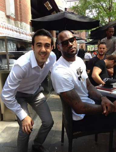 乔伊·巴顿因发布冒犯性社交媒体帖子被判缓刑（乔伊·巴顿因在社交媒体发布冒犯内容获判缓刑）