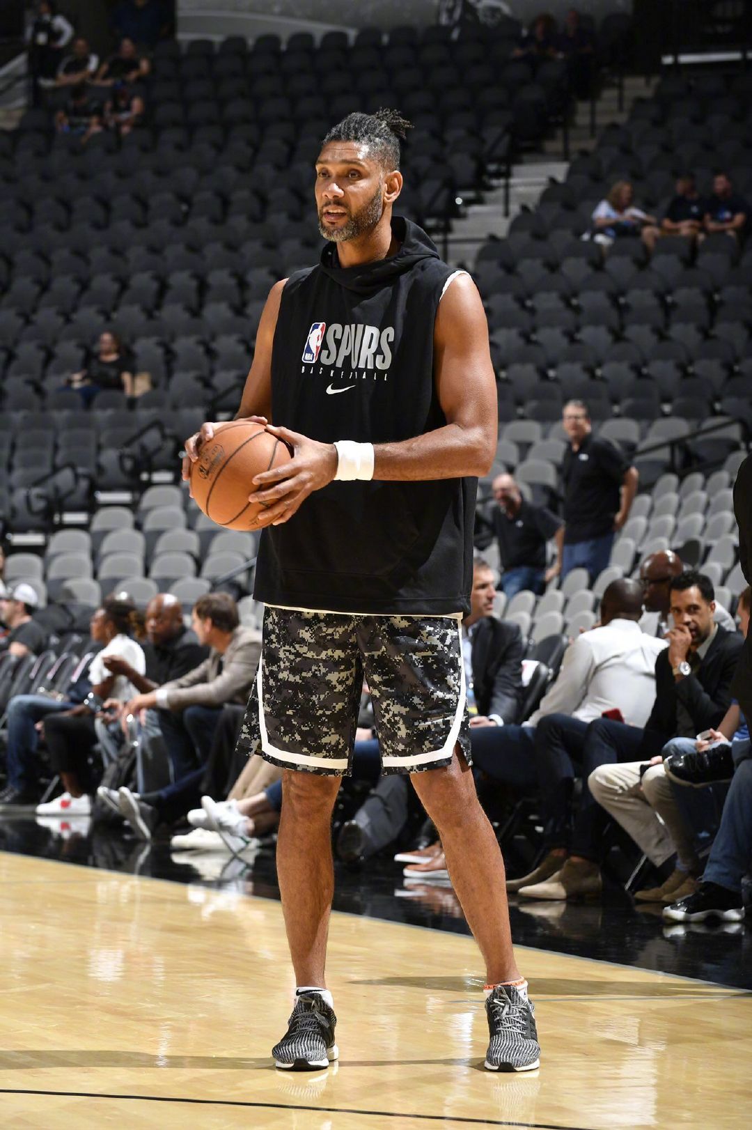 斯基拉：米兰要续约意U17国门隆戈尼，认为其是未来顶级球员（斯基拉：米兰拟与意U17国门隆戈尼续约，视其为未来顶尖门将）