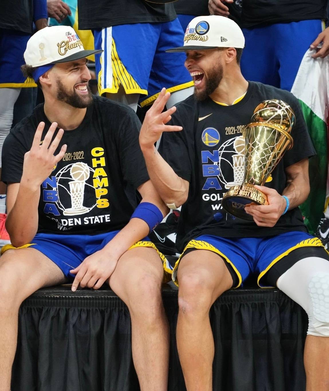 李扬两次失误葬送好局！盯人不紧，踢人送点，蓉城球员集体不满（李扬两度失误断送优势：盯防松懈、犯规送点，蓉城将士集体不满）