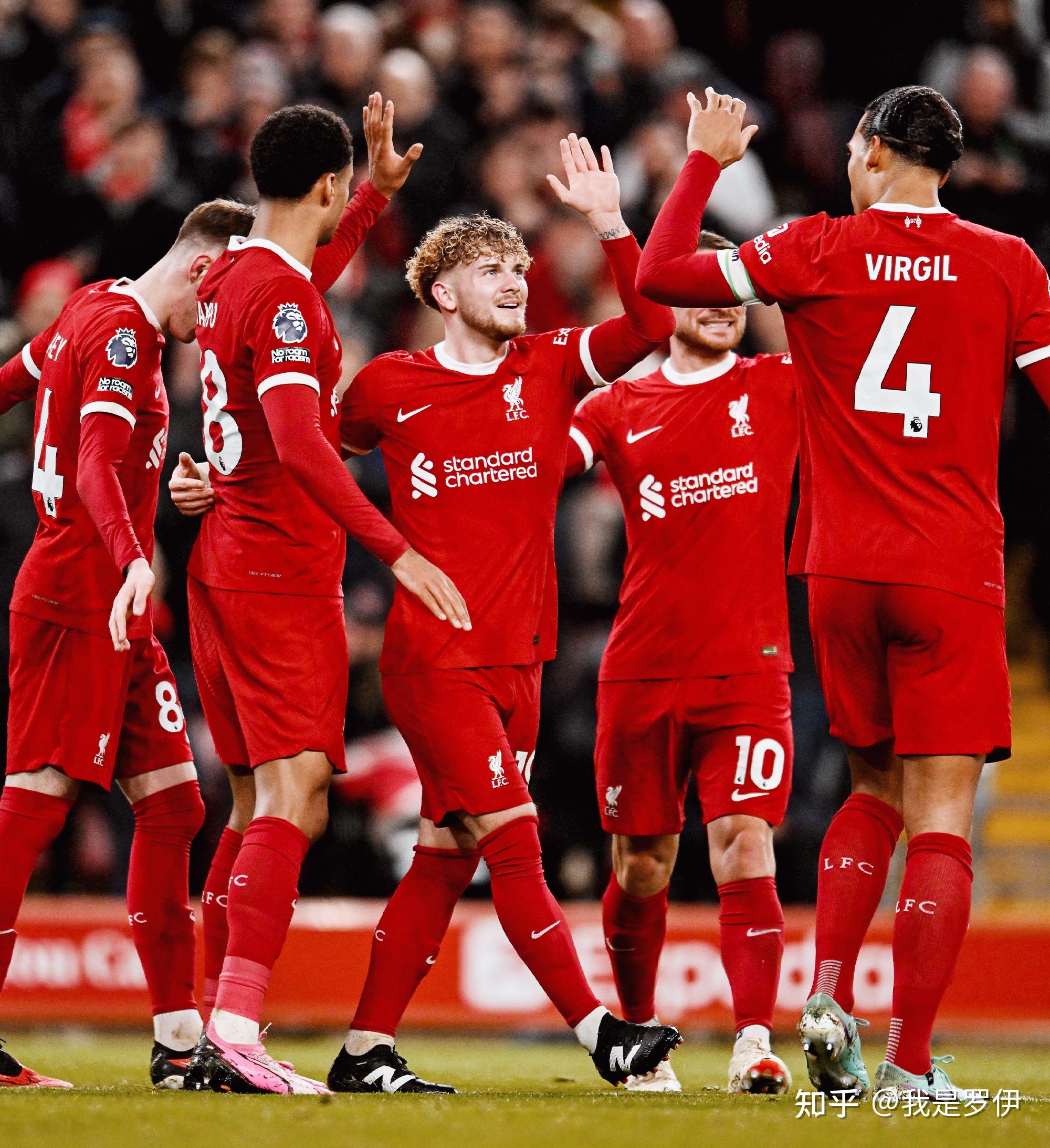 心系老东家，维尼修斯晒穿达尼洛弗拉门戈13号球衣打游戏（维尼修斯致敬旧主：穿达尼洛弗拉门戈13号球衣打游戏）