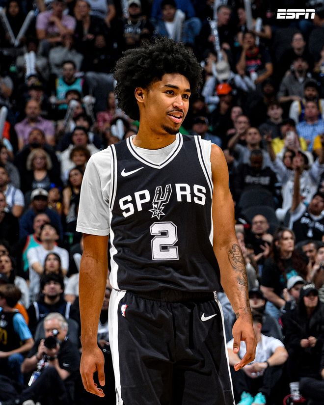 威尼斯客场1比1战平阿维利诺，斯特罗帕带队取分（斯特罗帕率威尼斯客场1-1战平阿维利诺，成功拿分）