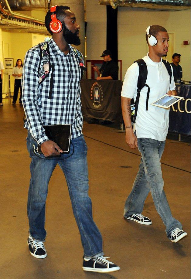 武磊受邀出席上海徐汇区足球超级联赛开幕式，并宣布比赛开幕（武磊出席上海徐汇区足球超级联赛开幕式并宣布开赛）