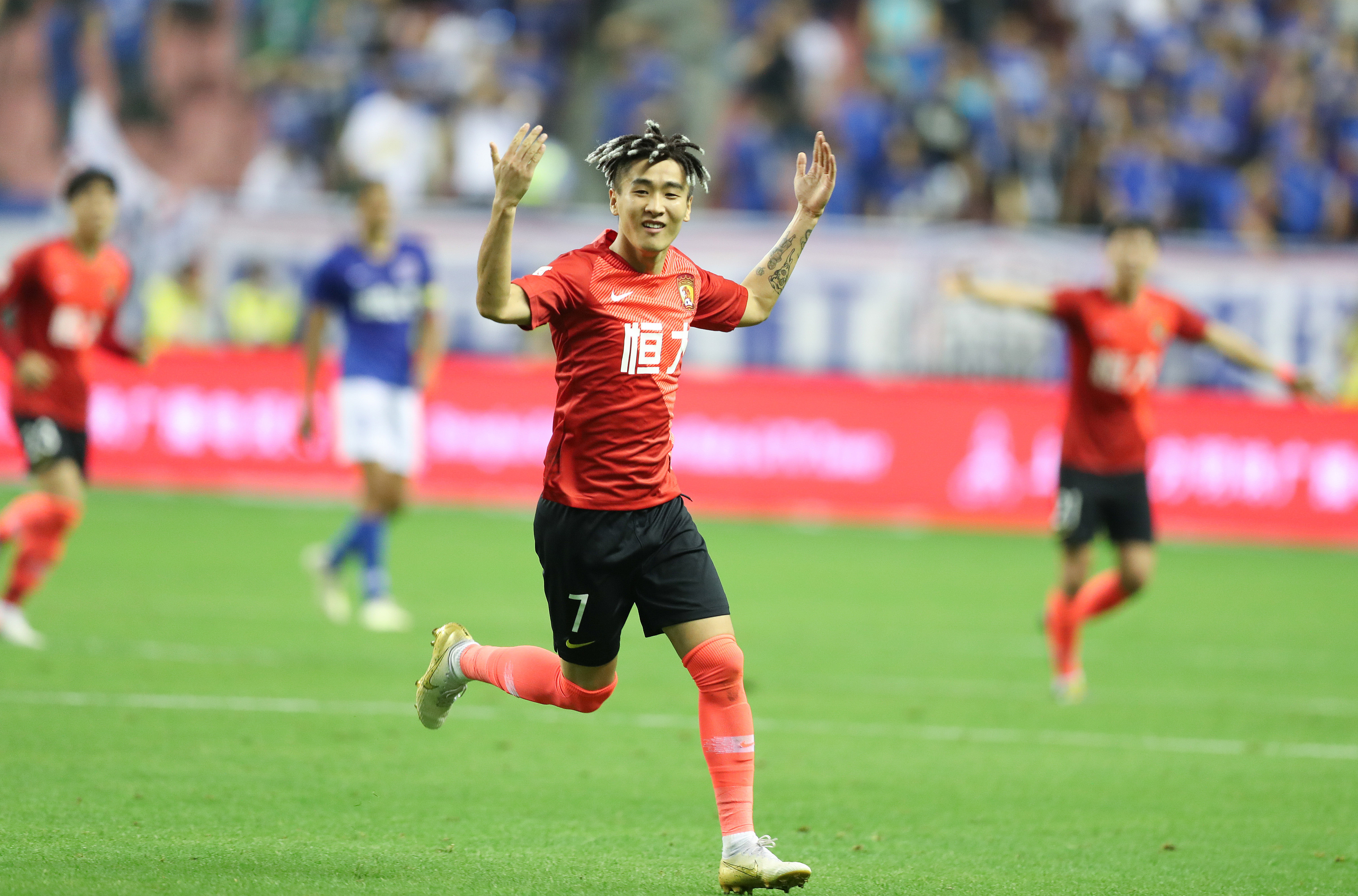 罗马诺：赖扬激活山东队旧将格德斯的续约选项，新合同至27年（罗马诺：赖扬已激活格德斯续约条款，山东队旧将新约至2027年）