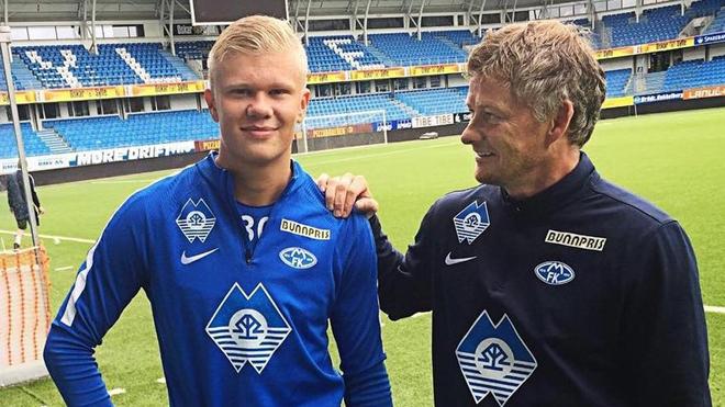 足协主席宋凯现身成都，徐正源、韦世豪、胡荷韬在酒店迎接（足协主席宋凯抵蓉，徐正源、韦世豪、胡荷韬酒店迎接）