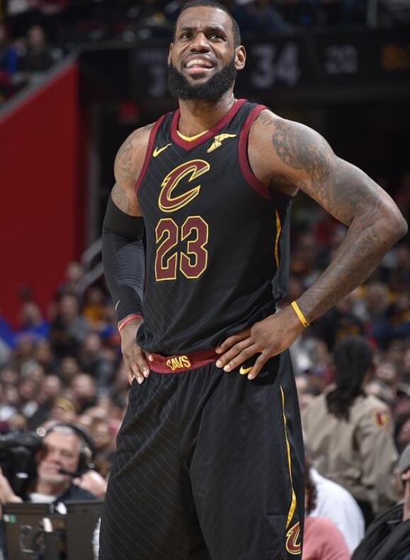 库蒂尼奥为小儿子庆祝生日，一家人身穿他效力过球队的球衣（库蒂尼奥为幼子庆生，全家身着其曾效力球队的战袍）