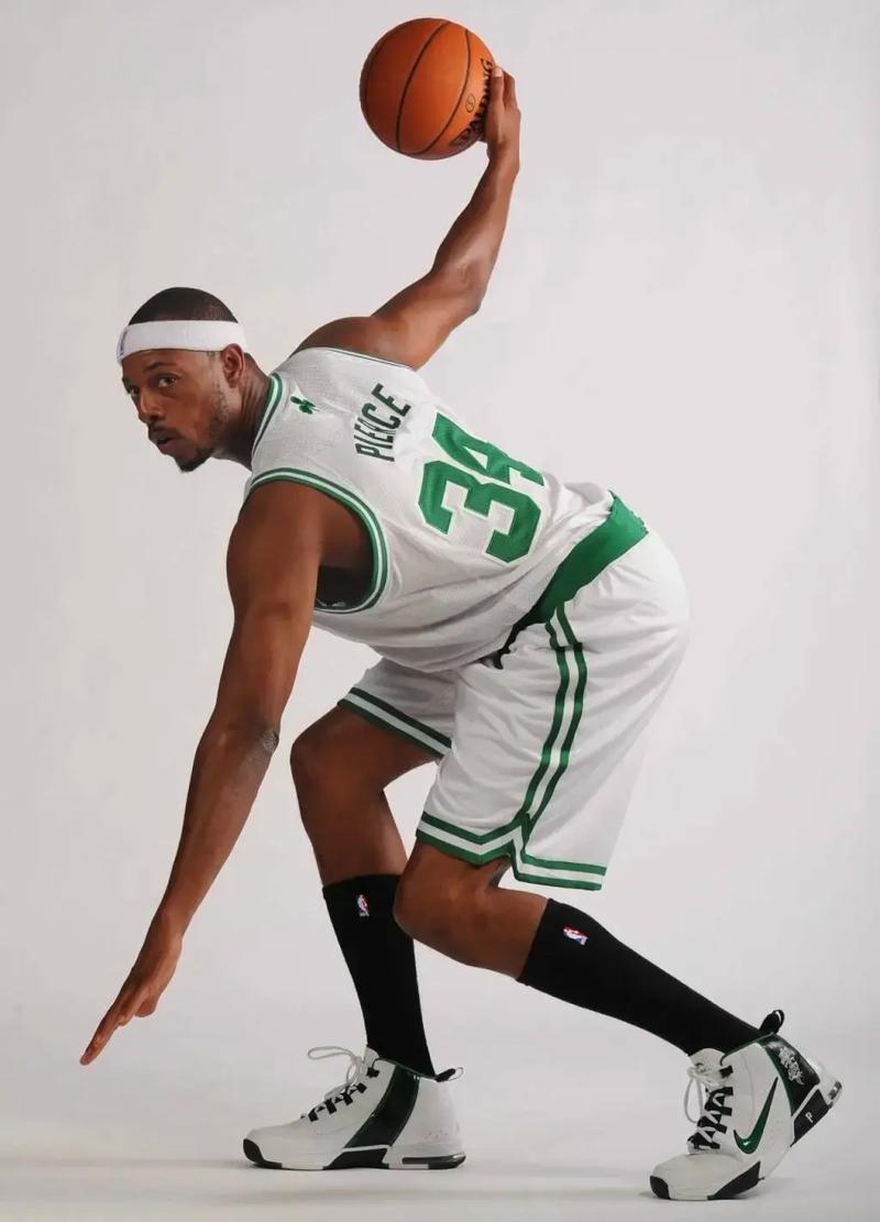 埃迪-豪谈伊萨克：想回到球队训练，你得先证明自己配得上（埃迪-豪：伊萨克若想回归球队训练，必须先证明自己有资格）