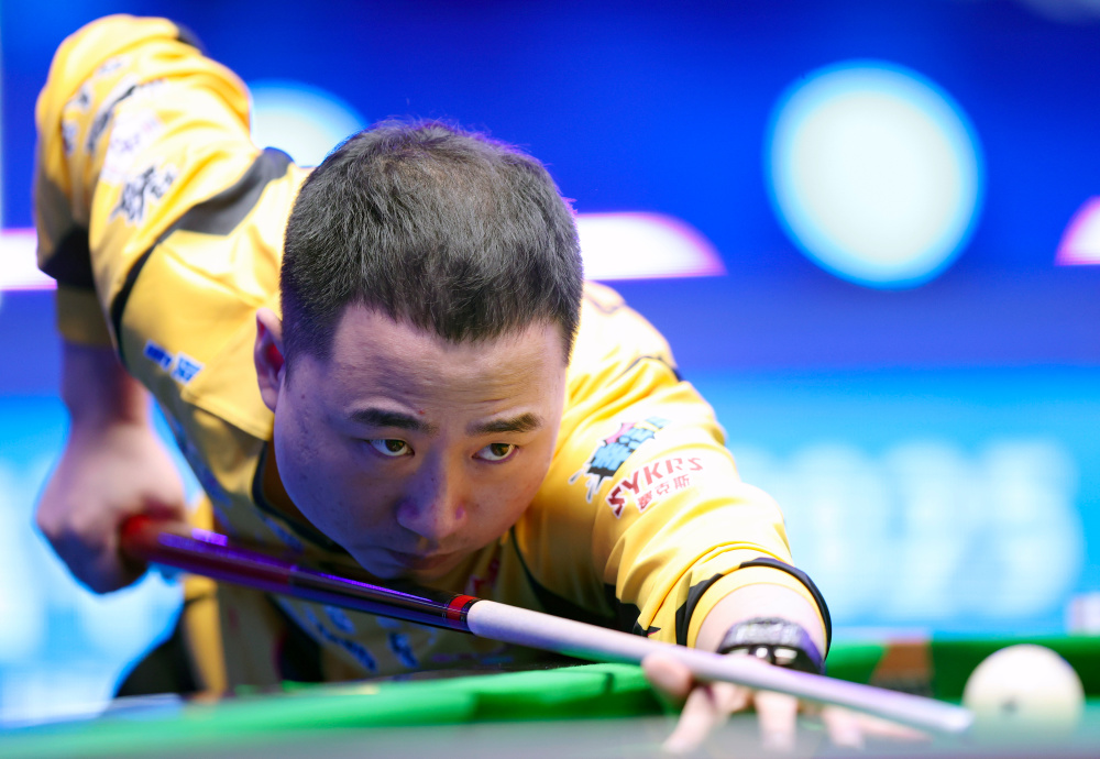 两人先后站 两人先后站